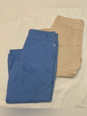 Two pairs of Women’s Northern Reflections coloured denim capris - blue and ivory